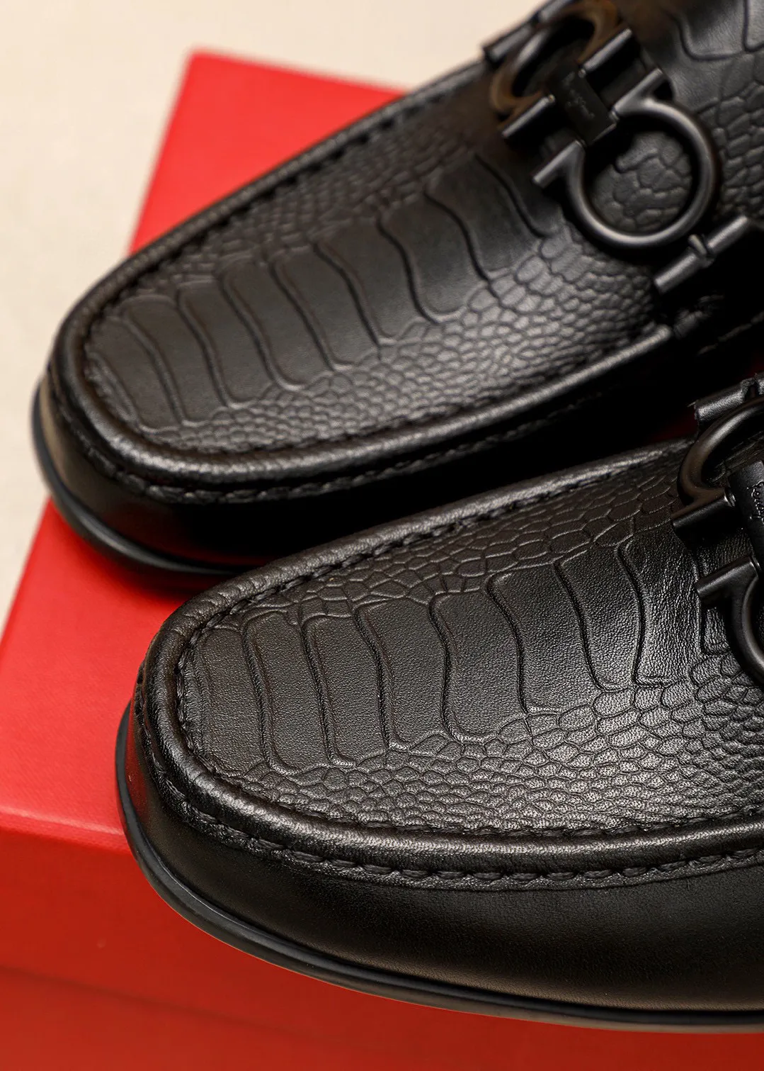 Men's shoes 💰480💰 💐 Product trademark: Ferragamo "Ferragamo" casual leather shoes Regular size: 38-44 (45🉑️customized) Product materials: Selected imported first-layer calfskin embossed upper + luxury hardware buckle, imported water-dyed cow leather lining. Strong three-dimensional visual effect, original outsole color: 1⃣️color optional